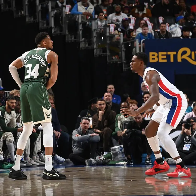 雄鹿全队发威,轻松击败活塞 雄鹿全队发威,轻松击败活塞