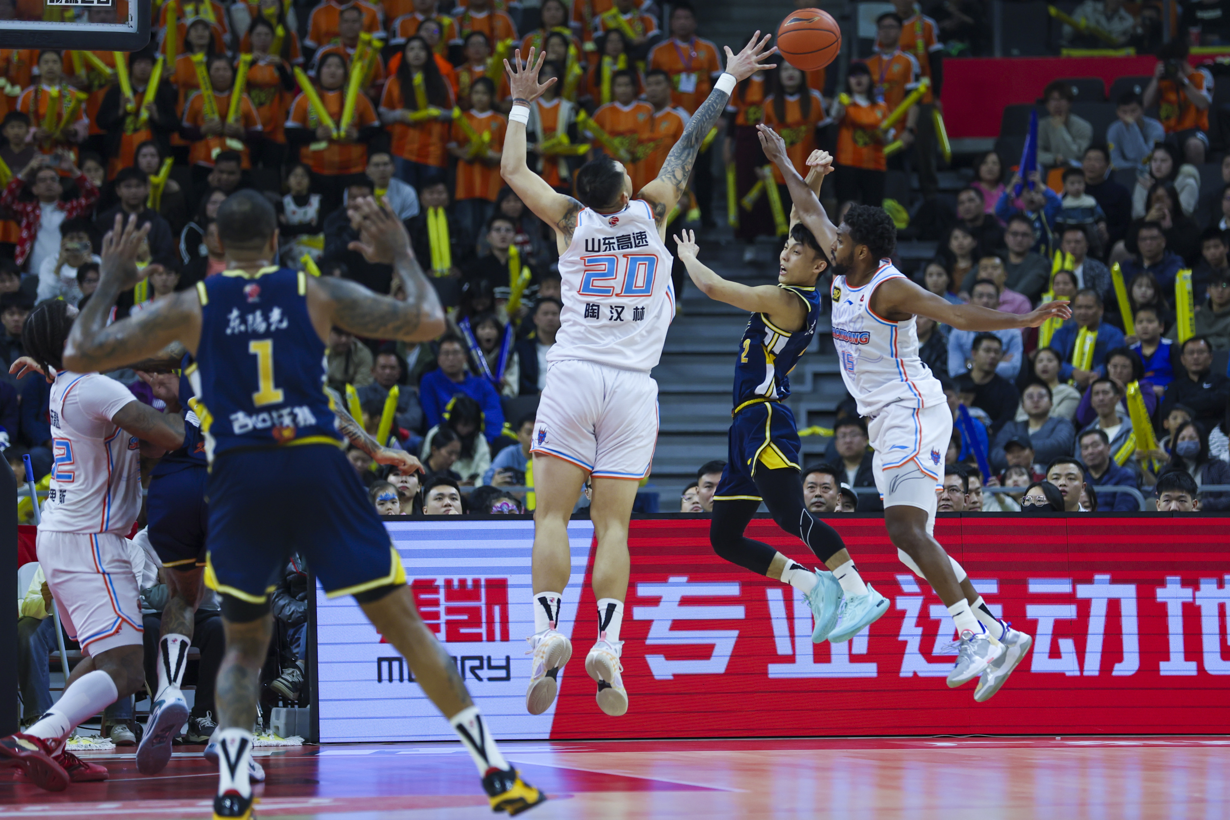 篮球巡回赛上演激烈交锋,劲敌激烈对抗 篮球巡回赛上演激烈交锋,劲敌激烈对抗