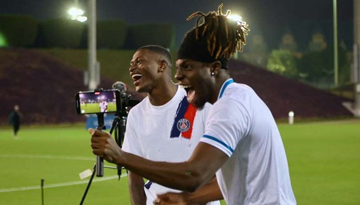 包含巴黎圣日耳曼主场气氛火爆，球迷狂欢的词条