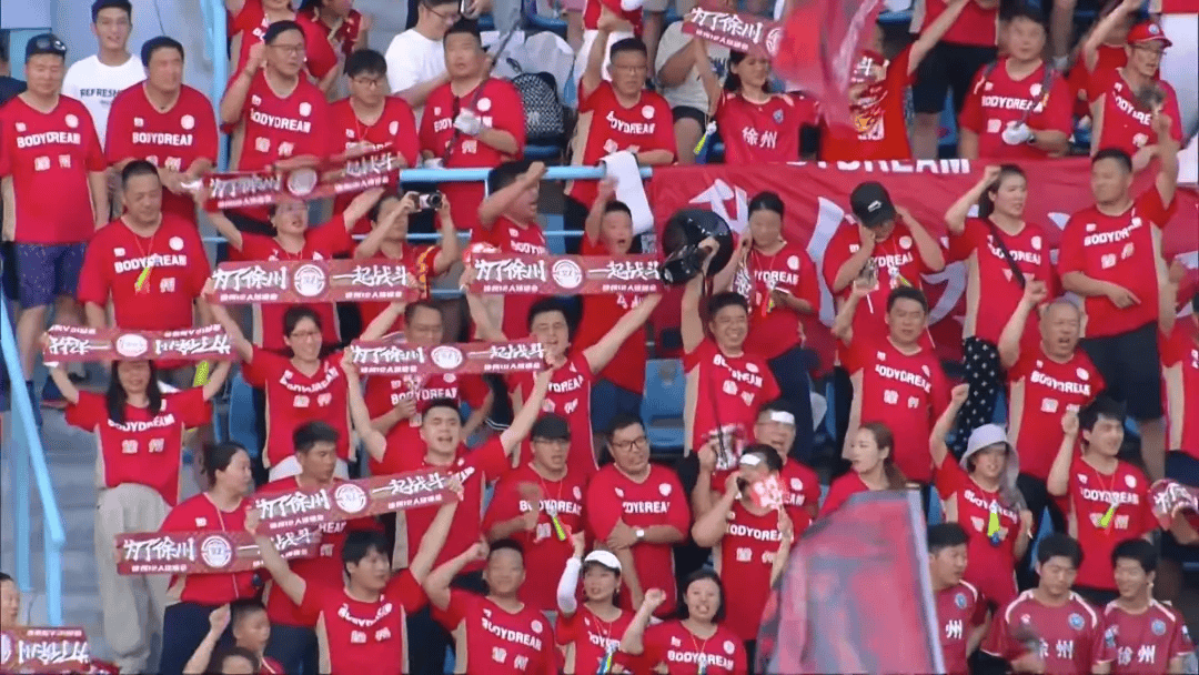 三亿体育体育注册-关于足球对决即将开启，球员们将全力以赴拼搏的信息