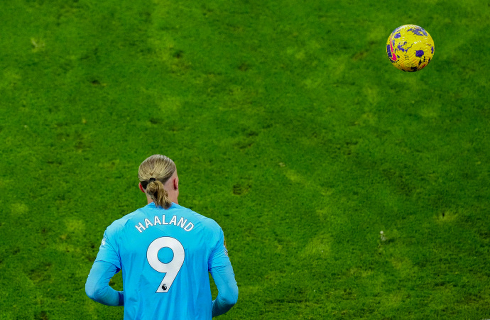 关于曼城主帅获得赞誉，战术布置精准见效的信息