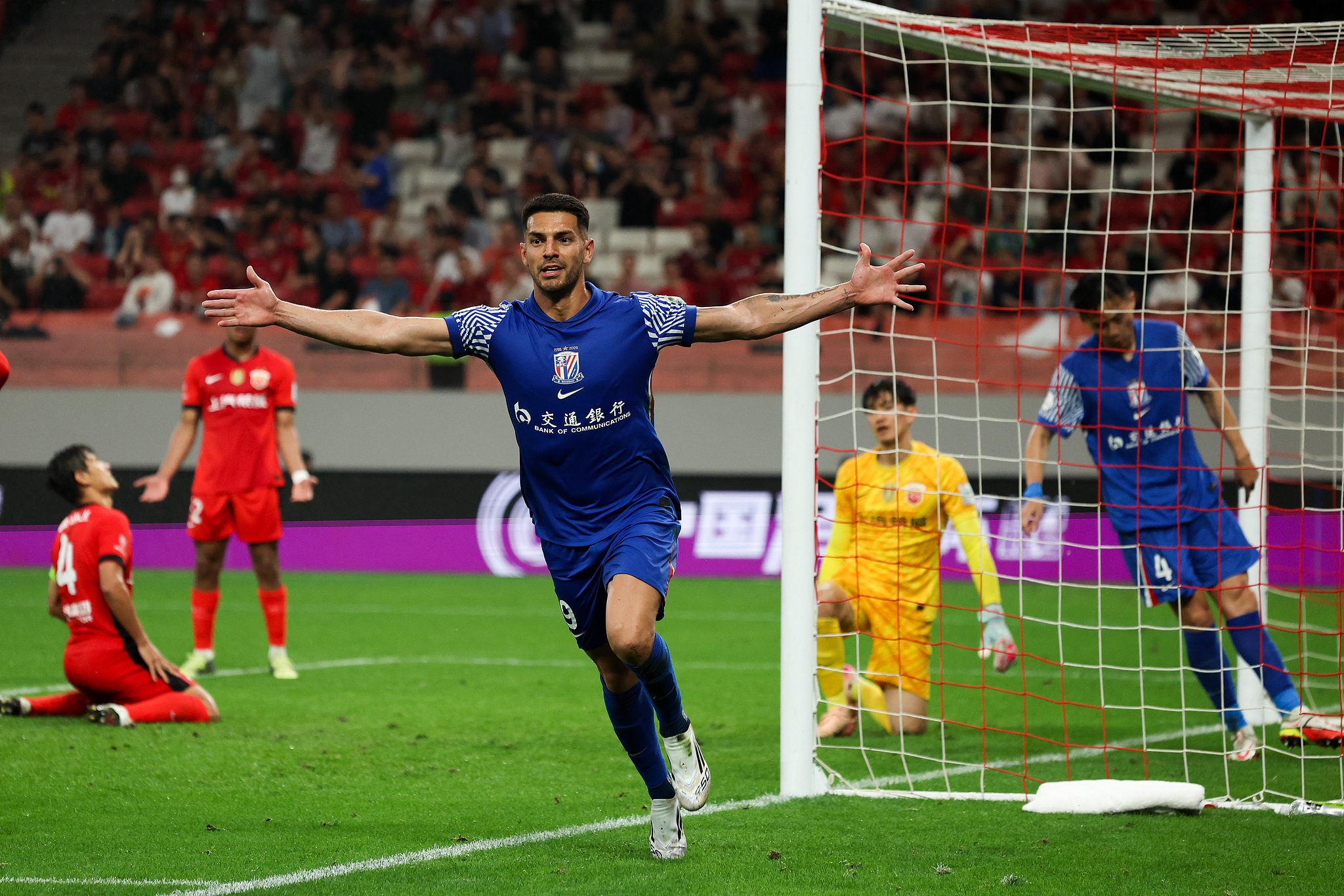 关于上海上港取得关键胜利，出色表现震惊球坛的信息